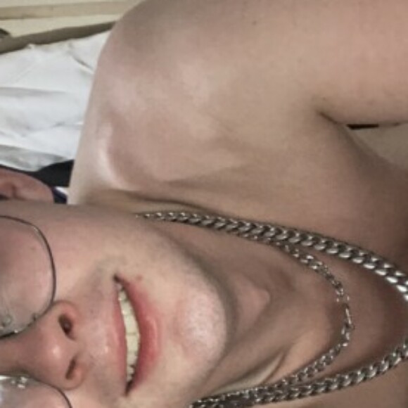 Profile picture of FewLimitBoyToy